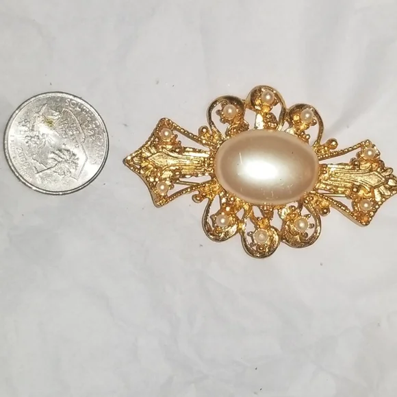 Richelieu Jewelry Vintage Richelieu Faux Pearl Goldtone Brooch